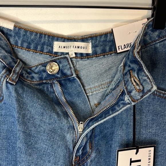 NWT | Womens | Almost Famous | The Flare Short | Size 7 - Picture 3 of 5